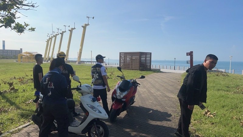高雄警、消在旗津風車公園附近的海岸,尋找失蹤的林姓男子。記者林保光/翻攝 高雄警、消在旗津風車公園附近的海岸,尋找失蹤的林姓男子。記者林保光/翻攝