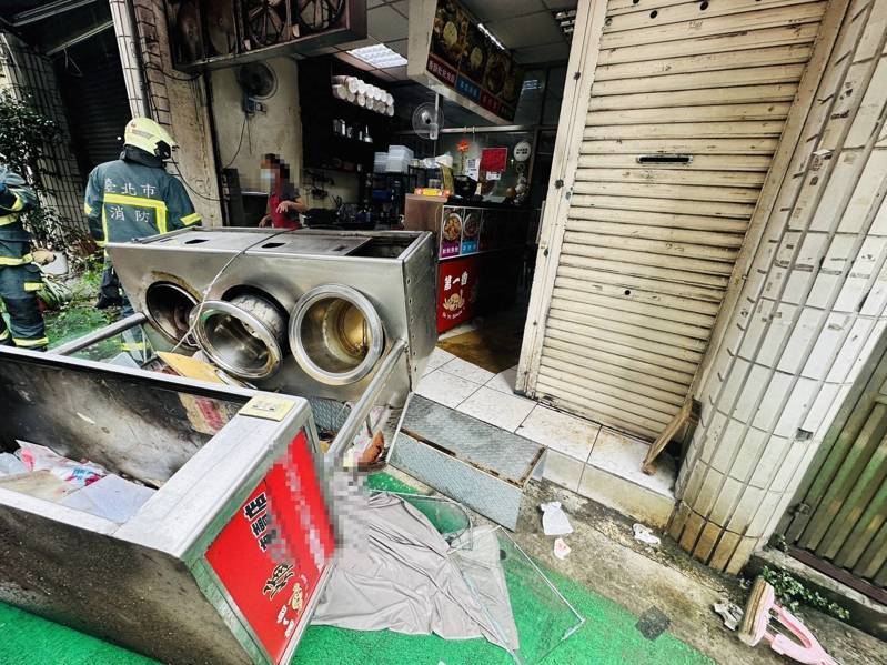 67歲林男案發時駕駛一輛銀色休旅車，突加速衝撞巷內一處土魠魚羹麵店，麵店闆娘54歲張女躲避不及被攤台壓傷。記者李隆揆／翻攝