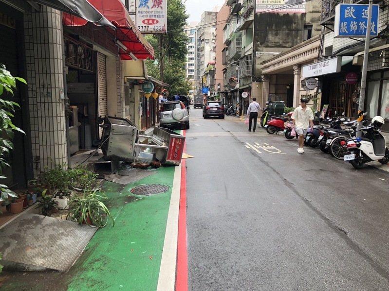 67歲林男案發時駕駛一輛銀色休旅車，突加速衝撞巷內一處土魠魚羹麵店，麵店闆娘54歲張女躲避不及被攤台壓傷。記者李隆揆／翻攝