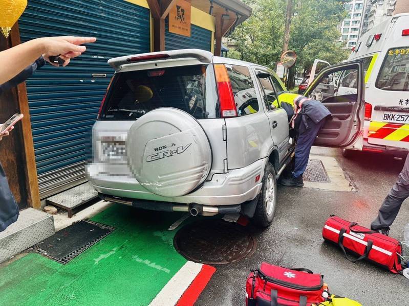 67歲林男案發時駕駛一輛銀色休旅車，突加速衝撞巷內一處土魠魚羹麵店，麵店闆娘54歲張女躲避不及被攤台壓傷。記者李隆揆／翻攝