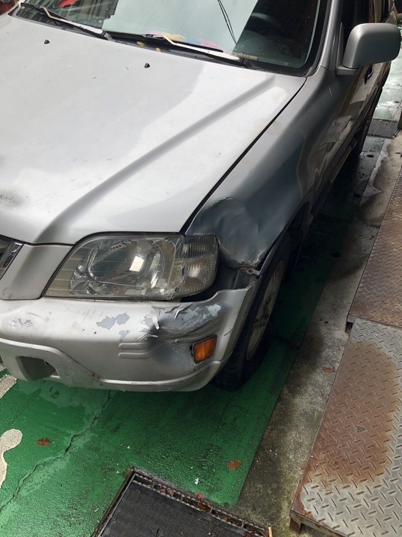 67歲林男案發時駕駛一輛銀色休旅車，突加速衝撞巷內一處土魠魚羹麵店，麵店闆娘54歲張女躲避不及被攤台壓傷。記者李隆揆／翻攝