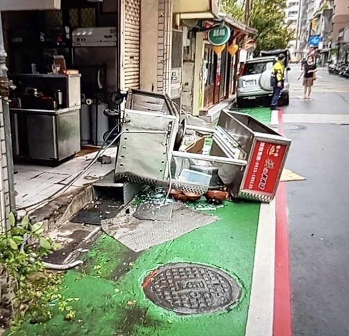67歲林男案發時駕駛一輛銀色休旅車，突加速衝撞巷內一處土魠魚羹麵店，麵店闆娘54歲張女躲避不及被攤台壓傷。記者李隆揆／翻攝
