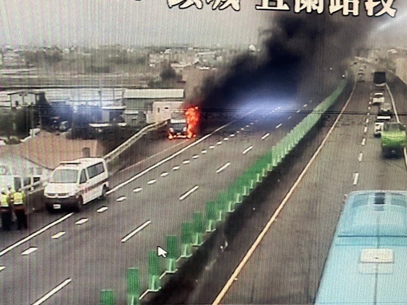 國5北上35.2公里處、位於宜蘭五結段發生小貨車起火燃燒，烈火濃煙直竄天際，裝載漁獲的貨車全面燃燒，燒到只設鐵架。圖／國九大隊提供