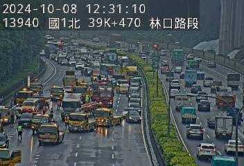 國道1號北向39.7公里過林口交流道的泰山下坡路段,中午12時許有5輛小客車、1輛聯結拖板車、1輛小貨車、1輛貨櫃車共8車撞成一團,其中小貨車側翻,導致後方嚴重回堵5公里至桃園路段。圖/翻攝高速公路1968 國道1號北向39.7公里過林口交流道的泰山下坡路段,中午12時許有5輛小客車、1輛聯結拖板車、1輛小貨車、1輛貨櫃車共8車撞成一團,其中小貨車側翻,導致後方嚴重回堵5公里至桃園路段。圖/翻攝高速公路1968