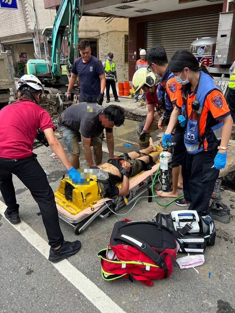 台南新營汙水工程工地坍方，移工陷落土石拉出送醫急救。圖／消防一大隊提供