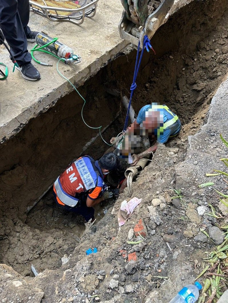 台南新營汙水工程工地坍方，移工陷落土石拉出送醫急救。圖／消防一大隊提供