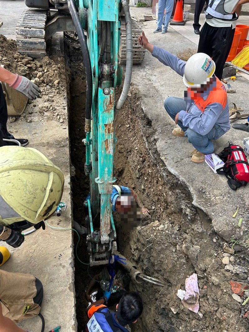 台南新營汙水工程工地坍方，移工陷落土石拉出送醫急救。圖／消防一大隊提供