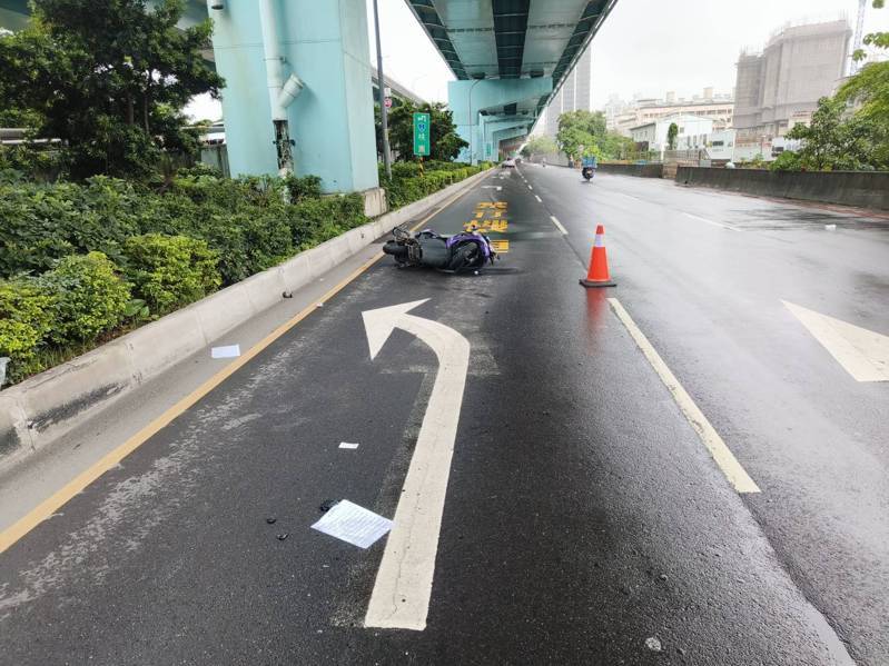 新莊區今天上午10時許，1名28歲簡姓女子駕駛轎車從路旁停車場駛出，與沿中環路直行的機車發生擦撞，馬來西亞籍24歲張姓女騎士摔得不輕，意識模糊由救護車送往衛福部台北醫院急救，尚在搶救中。記者林昭彰／翻攝