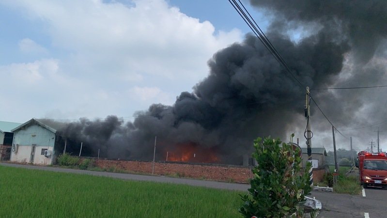 台南市後壁區土溝里民宅起火，易燃物裝潢火勢猛烈冒出滾滾濃煙。圖／消防一大隊提供
