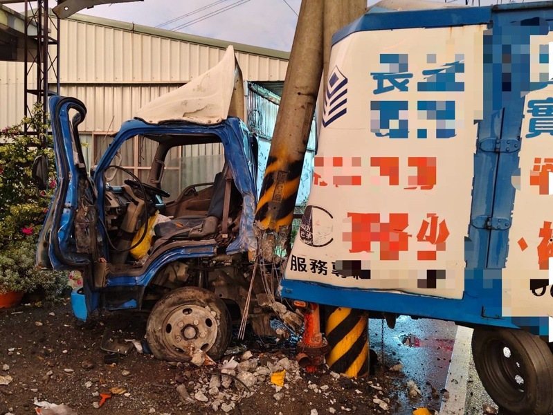 疑天雨路滑失控小貨車自撞電桿,強大撞擊力將電桿撞斷、車頭全毀,電桿有如斷頸般不偏不倚撞上車頭與車廂連接處,令人怵目驚心。圖/翻攝畫面 疑天雨路滑失控小貨車自撞電桿,強大撞擊力將電桿撞斷、車頭全毀,電桿有如斷頸般不偏不倚撞上車頭與車廂連接處,令人怵目驚心。圖/翻攝畫面