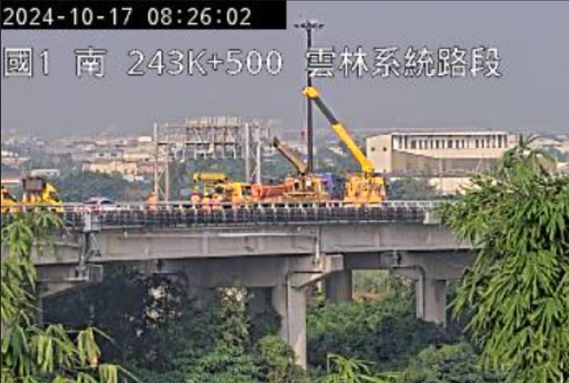 國道1號南向雲林系統出口,發生1輛砂石車自撞翻車事故,占匝道內側。圖/取自高公局1968即時路況 國道1號南向雲林系統出口,發生1輛砂石車自撞翻車事故,占匝道內側。圖/取自高公局1968即時路況