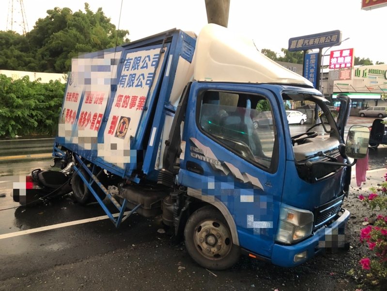 疑天雨路滑失控小貨車自撞電桿,後方機車閃不及追撞小貨車。圖/翻攝畫面 疑天雨路滑失控小貨車自撞電桿,後方機車閃不及追撞小貨車。圖/翻攝畫面