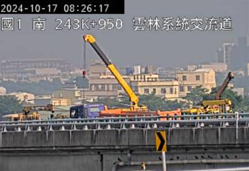 國道1號南向雲林系統出口,發生1輛砂石車自撞翻車事故,占匝道內側。圖/取自高公局1968即時路況 國道1號南向雲林系統出口,發生1輛砂石車自撞翻車事故,占匝道內側。圖/取自高公局1968即時路況