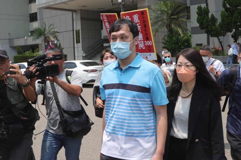 五億高中生案夏姓男子（右二）涉犯偽造文書罪，一審被判刑1年6月，刑事部分上訴二審後，是否再同件上衣，引發關注。圖／本報資料照