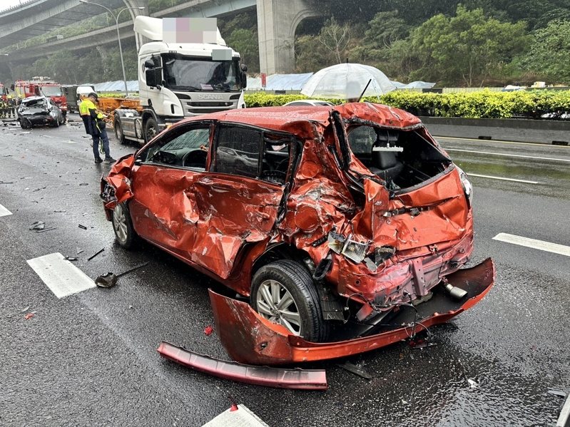 國道1號北向泰山下坡路段近午發生9車連環追撞事故，起因是1輛大貨車疑未保持安全距離追撞前車，釀成連環車禍，其中2輛轎車嚴重損毀，幸好未造成人員嚴重傷亡，2人輕傷送醫。記者林昭彰／翻攝