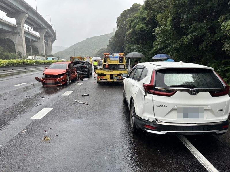 國道1號北向泰山下坡路段近午發生9車連環追撞事故，起因是1輛大貨車疑未保持安全距離追撞前車，釀成連環車禍，其中2輛轎車嚴重損毀，幸好未造成人員嚴重傷亡，2人輕傷送醫。記者林昭彰／翻攝