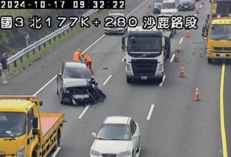 國道3號北向177.4公里處沙鹿路段,發生1輛自小客車和1輛施工緩撞車追撞事故,占用內及外線車道,造成回堵2公里。圖/取自高公局1968即時路況 國道3號北向177.4公里處沙鹿路段,發生1輛自小客車和1輛施工緩撞車追撞事故,占用內及外線車道,造成回堵2公里。圖/取自高公局1968即時路況