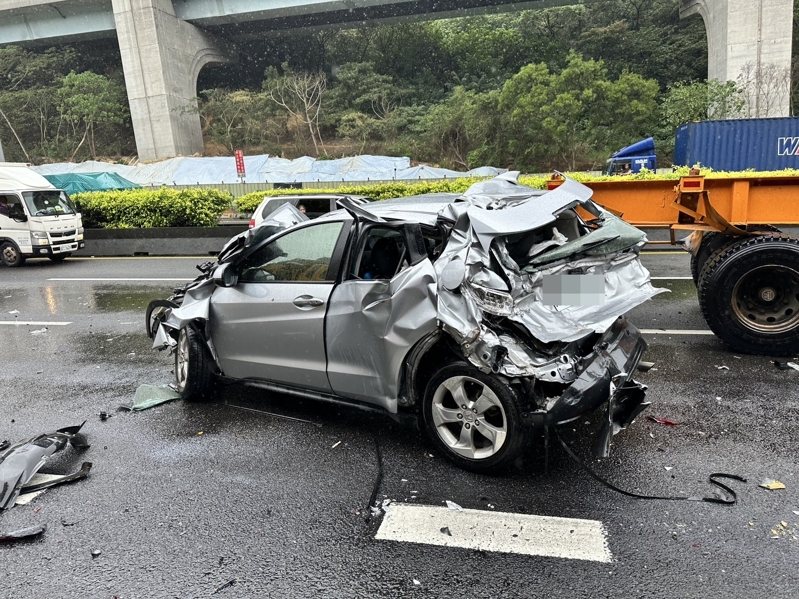 國道1號北向泰山下坡路段近午發生9車連環追撞事故，起因是1輛大貨車疑未保持安全距離追撞前車，釀成連環車禍，其中2輛轎車嚴重損毀，幸好未造成人員嚴重傷亡，2人輕傷送醫。記者林昭彰／翻攝