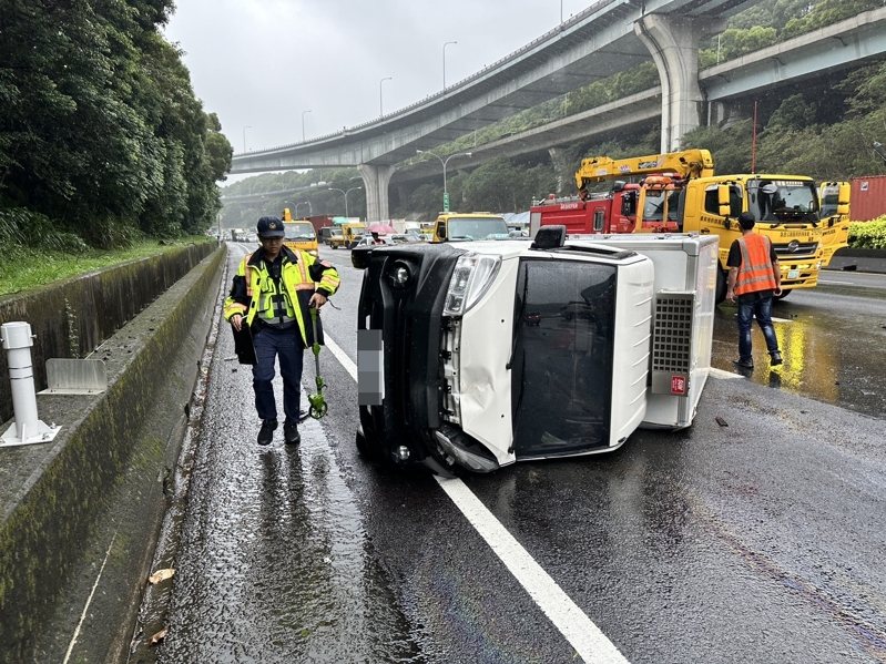 國道1號北向泰山下坡路段近午發生9車連環追撞事故，起因是1輛大貨車疑未保持安全距離追撞前車，釀成連環車禍，其中１輛小貨車翻覆，幸好未造成人員嚴重傷亡，2人輕傷送醫。記者林昭彰／翻攝