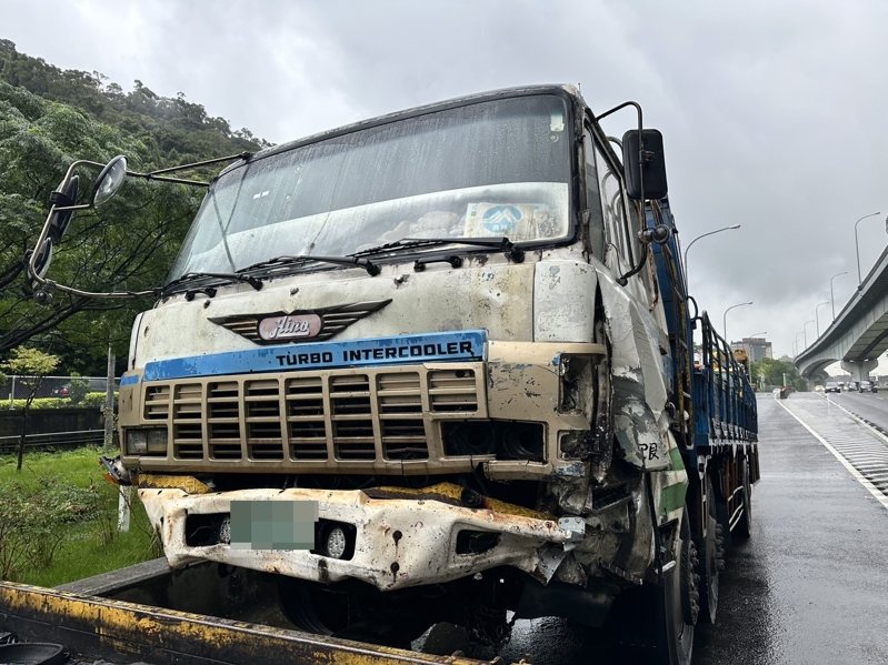 國道1號北向泰山下坡路段近午發生9車連環追撞事故，起因是這輛大貨車疑未保持安全距離追撞前車，釀成連環車禍，其中2輛轎車嚴重損毀，幸好未造成人員嚴重傷亡，2人輕傷送醫。記者林昭彰／翻攝