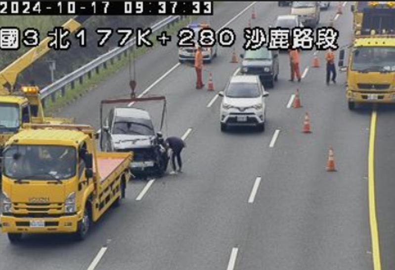 國道3號北向177.4公里處沙鹿路段,發生1輛自小客車和1輛施工緩撞車追撞事故,占用內及外線車道,造成回堵2公里。圖/取自高公局1968即時路況 國道3號北向177.4公里處沙鹿路段,發生1輛自小客車和1輛施工緩撞車追撞事故,占用內及外線車道,造成回堵2公里。圖/取自高公局1968即時路況