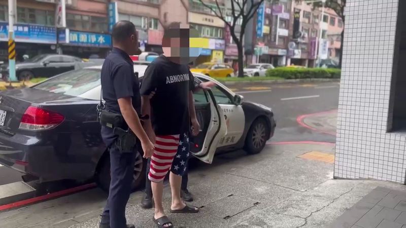 警方將蘇男移送法辦。記者黃子騰/翻攝 警方將蘇男移送法辦。記者黃子騰/翻攝