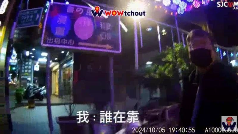 蘇男下車後持安全帽欲毆打陳男。圖/截取自WoWtchout - 地圖型行車影像分享平台 蘇男下車後持安全帽欲毆打陳男。圖/截取自WoWtchout - 地圖型行車影像分享平台