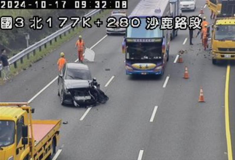 國道3號北向177.4公里處沙鹿路段,發生1輛自小客車和1輛施工緩撞車追撞事故,占用內及外線車道,造成回堵2公里。圖/取自高公局1968即時路況 國道3號北向177.4公里處沙鹿路段,發生1輛自小客車和1輛施工緩撞車追撞事故,占用內及外線車道,造成回堵2公里。圖/取自高公局1968即時路況