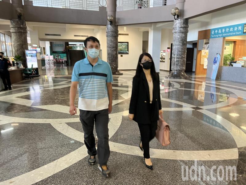 五億生墜樓案,夏姓男子(左)被控偽造文書,遭判刑1年6月,夏上訴二審今開庭,又穿同件上衣。記者陳宏睿/攝影 五億生墜樓案,夏姓男子(左)被控偽造文書,遭判刑1年6月,夏上訴二審今開庭,又穿同件上衣。記者陳宏睿/攝影