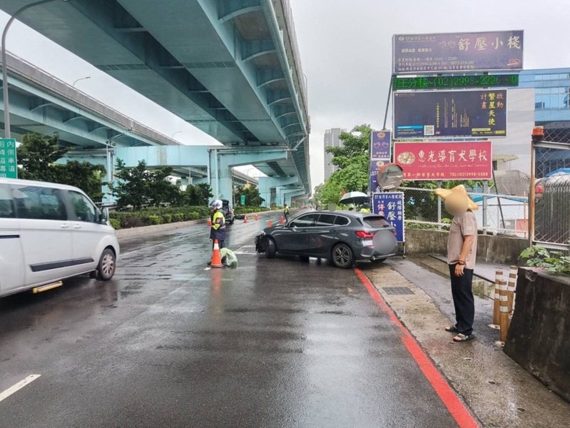 新莊區今天上午10時許，1名28歲簡姓女子駕駛轎車從路旁停車場駛出，與沿中環路直行的機車發生擦撞，馬來西亞籍24歲張姓女學生當場失去生命徵象，送醫急救無效。記者林昭彰／翻攝