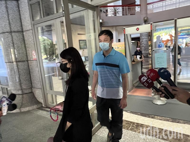 台中市夏姓男子（右）被控與賴姓高中生假結婚，二審今開庭，夏仍穿同件上衣出庭。記者陳宏睿／攝影