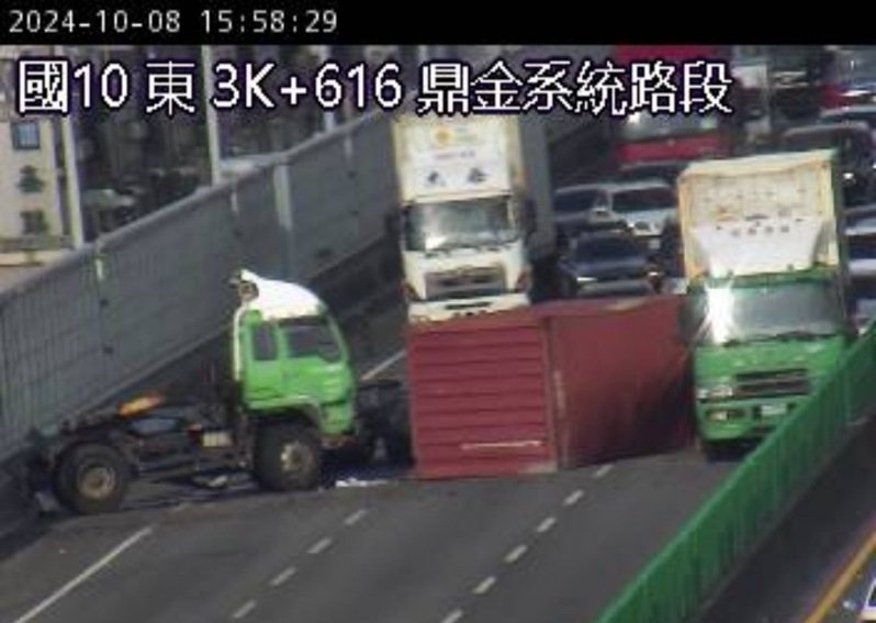 國道10號西向3.6公里處因貨櫃車事故，全線無法動彈。圖／取自高公局網站