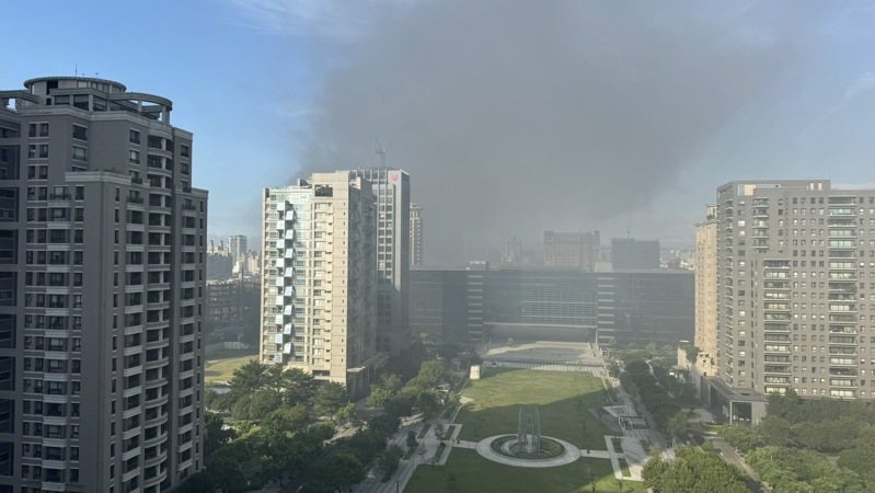 台中逢甲商圈的一間刺青店起火，濃煙竄天，台中市政府可見。記者陳秋雲／攝影