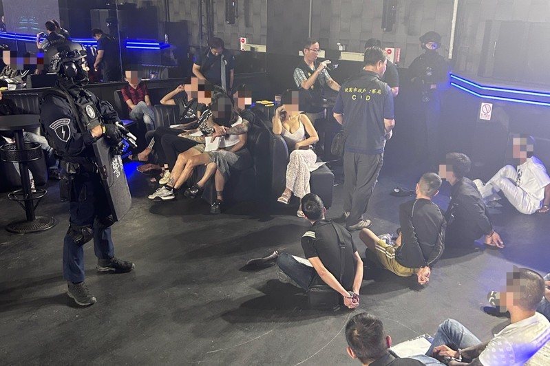 南投一家無照非法營業的越南舞廳涉毒,南投地檢署指揮警方與移民署專勤隊攻堅,查獲39名毒客,搜出107.3克毒品。圖/警方提供 南投一家無照非法營業的越南舞廳涉毒,南投地檢署指揮警方與移民署專勤隊攻堅,查獲39名毒客,搜出107.3克毒品。圖/警方提供