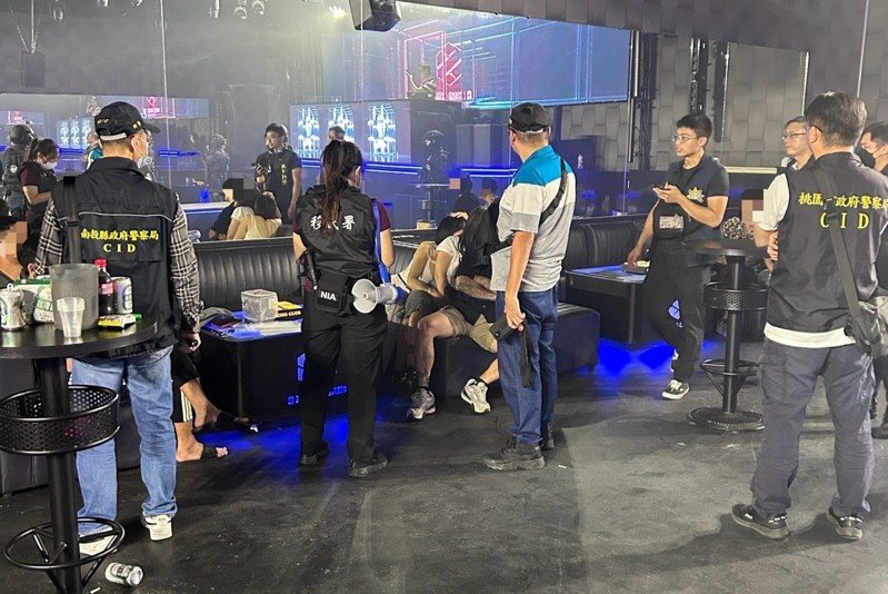 南投一家無照非法營業的越南舞廳涉毒,南投地檢署指揮警方與移民署專勤隊攻堅,查獲39名毒客,搜出107.3克毒品。圖/警方提供 南投一家無照非法營業的越南舞廳涉毒,南投地檢署指揮警方與移民署專勤隊攻堅,查獲39名毒客,搜出107.3克毒品。圖/警方提供