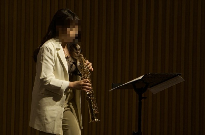 就讀輔仁大學音樂系研究所的24歲馬來西亞籍張姓女學生,上午在新北市新莊區騎機車出車禍不幸身亡,她的專長是薩克斯風和鋼琴,曾考取英國皇家音樂學院鋼琴檢定8級、薩克斯風檢定5級。圖/翻攝張女臉書 就讀輔仁大學音樂系研究所的24歲馬來西亞籍張姓女學生,上午在新北市新莊區騎機車出車禍不幸身亡,她的專長是薩克斯風和鋼琴,曾考取英國皇家音樂學院鋼琴檢定8級、薩克斯風檢定5級。圖/翻攝張女臉書