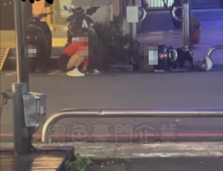 台中市王姓女子昨晚被民眾拍到,在一中商圈扭曲肢體、行徑怪異。圖/摘自黑色豪門企業 台中市王姓女子昨晚被民眾拍到,在一中商圈扭曲肢體、行徑怪異。圖/摘自黑色豪門企業