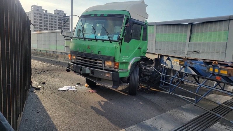鍾男駕駛的貨櫃車因翻覆影響國10交通。記者張議晨／翻攝
