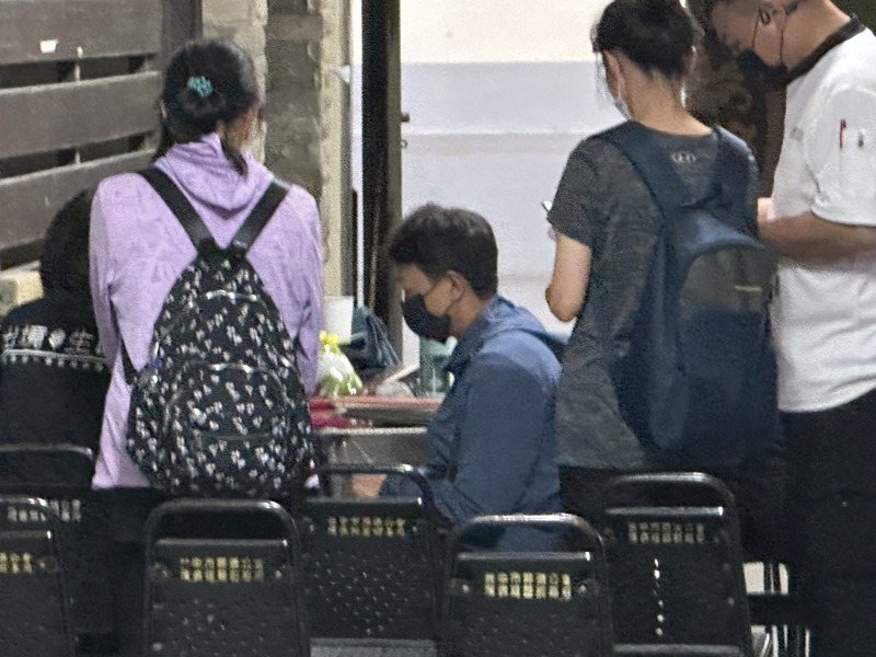 許姓士兵母親（中坐）在親友陪同下，和葬儀人員商量兒子後事。記者黃寅／攝影