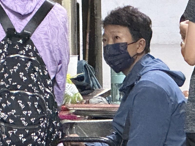許姓士兵母親在親友陪同下，和葬儀人員商量兒子後事。記者黃寅／攝影