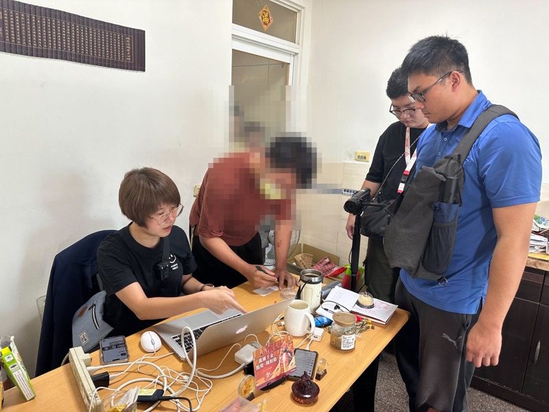 檢警今搜索、拘提寄發恐嚇信的楊姓男子到案。記者蕭雅娟/翻攝 檢警今搜索、拘提寄發恐嚇信的楊姓男子到案。記者蕭雅娟/翻攝