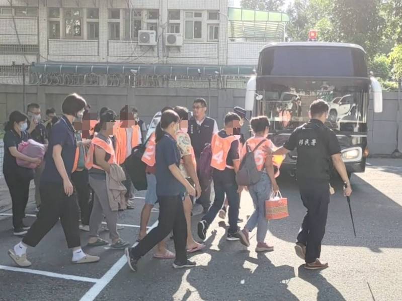 嘉義縣專勤隊等單位破獲嘉義最大跨國非法仲介集團,將非法外勞移送法辦。圖/嘉義縣專勤隊提供 嘉義縣專勤隊等單位破獲嘉義最大跨國非法仲介集團,將非法外勞移送法辦。圖/嘉義縣專勤隊提供