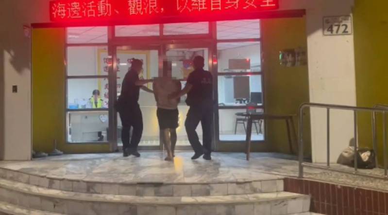 高雄鳳山區某KTV店今天凌晨發生鬥毆事故,滋事2男子是親兄弟,警方帶回查辦。記者林保光/翻攝 高雄鳳山區某KTV店今天凌晨發生鬥毆事故,滋事2男子是親兄弟,警方帶回查辦。記者林保光/翻攝