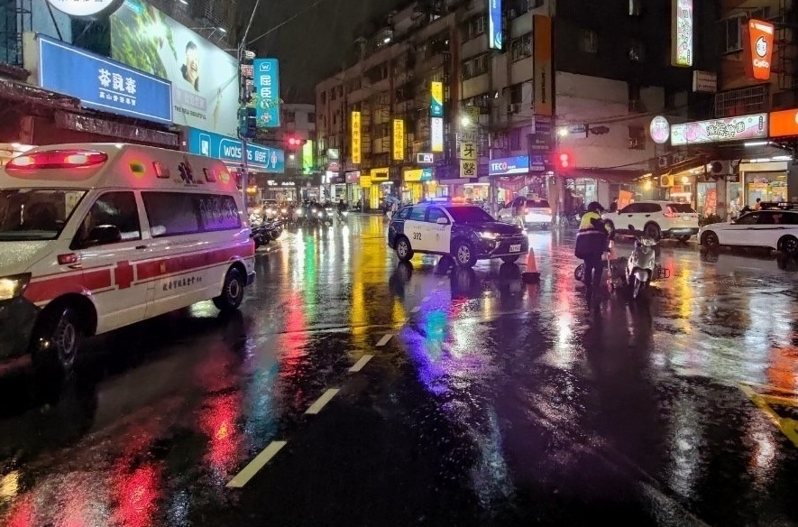 新北市三重區昨晚下大雨，中正北路旁1輛機車想要騎進對面巷子，卻未依道路標誌標線直接橫越馬路，造成另1輛直行機車緊急煞車摔倒、騎士受傷。記者林昭彰／翻攝