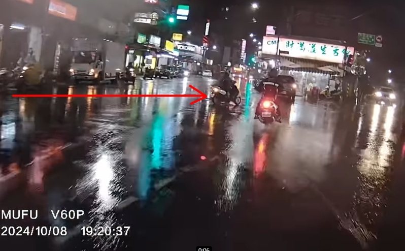 新北市三重區昨晚下大雨，中正北路旁1輛機車想要騎進對面巷子，卻未依道路標誌標線直接橫越馬路，造成另1輛直行機車緊急煞車摔倒，目擊者將行車記錄影像貼上網。圖／翻攝臉書重機車友各區路況天氣、資訊分享中心