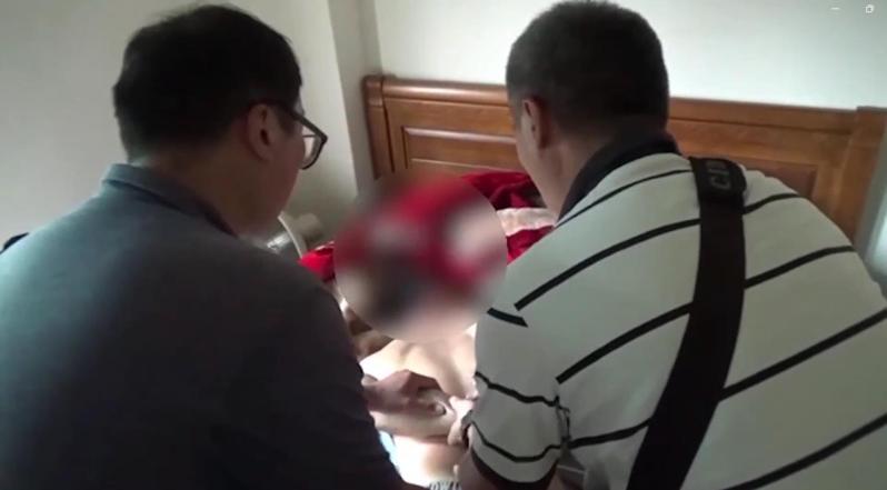 遭通緝陳姓男子去年9月初駕車在新北市三峽區併排違停,見員警上前攔查竟駕車衝撞後逃逸,導致員警全身多處擦挫傷,新北地院日前依傷害罪判刑4月。記者/王長鼎翻攝 遭通緝陳姓男子去年9月初駕車在新北市三峽區併排違停,見員警上前攔查竟駕車衝撞後逃逸,導致員警全身多處擦挫傷,新北地院日前依傷害罪判刑4月。記者/王長鼎翻攝