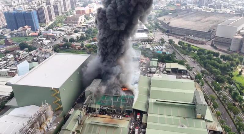 苗栗縣頭份市華夏海灣塑膠工廠今天上午9時許發生大火,消防局升空無人機掌握廠區失火情形,可見濃烈黑煙直竄天際,相當驚人。記者吳傑沐/翻攝 苗栗縣頭份市華夏海灣塑膠工廠今天上午9時許發生大火,消防局升空無人機掌握廠區失火情形,可見濃烈黑煙直竄天際,相當驚人。記者吳傑沐/翻攝