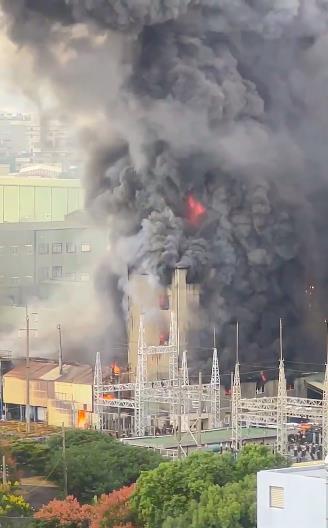苗栗縣頭份市華夏海灣塑膠工廠今天上午9時許發生大火,有民眾拍下濃烈黑煙場景。記者吳傑沐/翻攝 苗栗縣頭份市華夏海灣塑膠工廠今天上午9時許發生大火,有民眾拍下濃烈黑煙場景。記者吳傑沐/翻攝