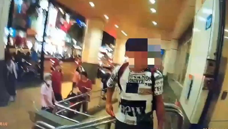 黃姓男子昨晚在捷運頂溪站內吃檳榔被站務人員制止並驅離，黃男疑似一時情緒不穩當場暴怒，不斷飆罵，永和警方獲報現場壓制帶返所保護管束。記者王長鼎／翻攝