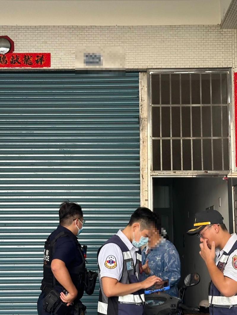 獨居在高雄市三民區的41歲謝姓男子,家中傳出異味,警消請鎖匠開門,驚見他倒地死亡。記者石秀華/翻攝 獨居在高雄市三民區的41歲謝姓男子,家中傳出異味,警消請鎖匠開門,驚見他倒地死亡。記者石秀華/翻攝